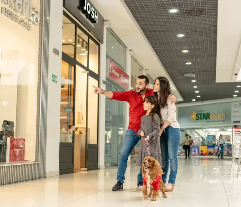 Familia en el centro comercial Centenario